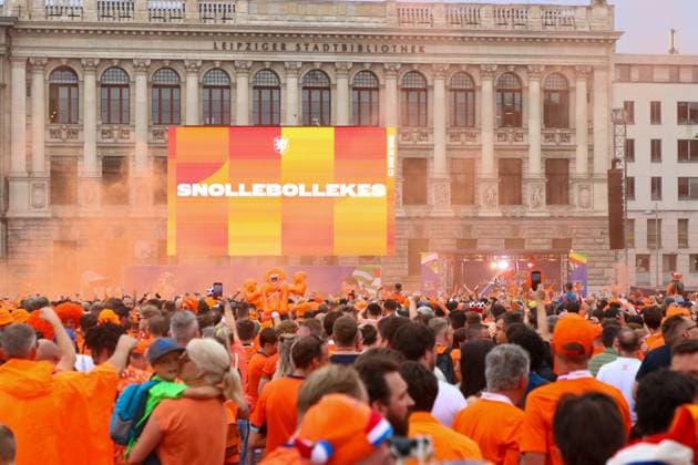 Leipzig Over 20,000 people Dutch fan march from the city center to the stadium 21 06 2024 from 4 pm Leipzig city area Photographer EHL Media Before the second European Championship match in Leipzig between France and the Netherlands, over 20,000 Dutch people formed a fan march between Leipzigs Wilhelm Leuschner Platz and the stadium The atmosphere remained peaceful but exuberant At 9 pm the match begins The police are on duty with around 2,000 police officers from Saxony, other federal states as well as from France and the Netherlands Some pyrotechnics were registered Leipzig Saxony Germany Copyright: xEHLxMedia BjörnxStachx 240621_em-niederlande-frankreich-fanzug_15