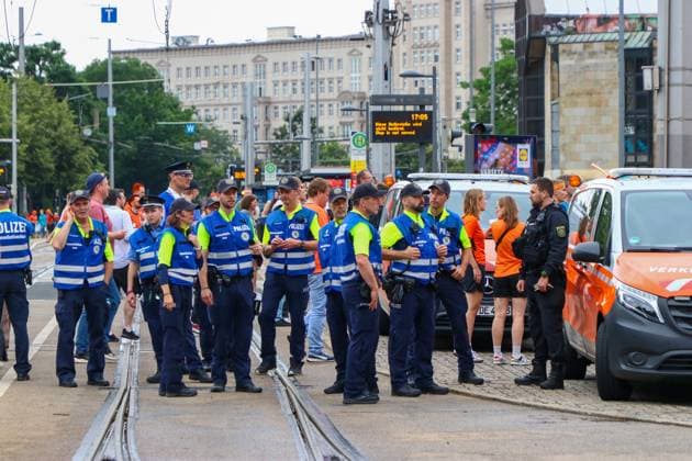 Leipzig Over 20,000 people Dutch fan march from the city center to the stadium 21 06 2024 from 4 pm Leipzig city area Photographer EHL Media Before the second European Championship match in Leipzig between France and the Netherlands, over 20,000 Dutch people formed a fan march between Leipzigs Wilhelm Leuschner Platz and the stadium The atmosphere remained peaceful but exuberant At 9 pm the match begins The police are on duty with around 2,000 police officers from Saxony, other federal states as well as from France and the Netherlands Some pyrotechnics were registered Leipzig Saxony Germany Copyright: xEHLxMedia BjörnxStachx 240621_em-niederlande-frankreich-fanzug_18