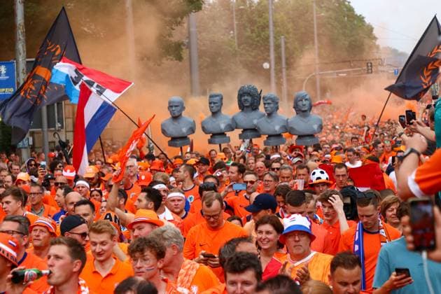 Leipzig Over 20,000 people Dutch fan march from the city center to the stadium 21 06 2024 from 4 pm Leipzig city area Photographer EHL Media Before the second European Championship match in Leipzig between France and the Netherlands, over 20,000 Dutch people formed a fan march between Leipzigs Wilhelm Leuschner Platz and the stadium The atmosphere remained peaceful but exuberant At 9 pm the match begins The police are on duty with around 2,000 police officers from Saxony, other federal states as well as from France and the Netherlands Some pyrotechnics were registered Leipzig Saxony Germany Copyright: xEHLxMedia BjörnxStachx 240621_em-niederlande-frankreich-fanzug_21