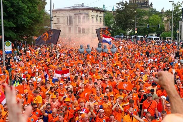 Leipzig Over 20,000 people Dutch fan march from the city center to the stadium 21 06 2024 from 4 pm Leipzig city area Photographer EHL Media Before the second European Championship match in Leipzig between France and the Netherlands, over 20,000 Dutch people formed a fan march between Leipzigs Wilhelm Leuschner Platz and the stadium The atmosphere remained peaceful but exuberant At 9 pm the match begins The police are on duty with around 2,000 police officers from Saxony, other federal states as well as from France and the Netherlands Some pyrotechnics were registered Leipzig Saxony Germany Copyright: xEHLxMedia BjörnxStachx 240621_em-niederlande-frankreich-fanzug_22