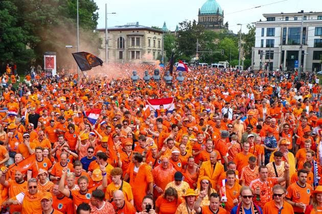 Leipzig Over 20,000 people Dutch fan march from the city center to the stadium 21 06 2024 from 4 pm Leipzig city area Photographer EHL Media Before the second European Championship match in Leipzig between France and the Netherlands, over 20,000 Dutch people formed a fan march between Leipzigs Wilhelm Leuschner Platz and the stadium The atmosphere remained peaceful but exuberant At 9 pm the match begins The police are on duty with around 2,000 police officers from Saxony, other federal states as well as from France and the Netherlands Some pyrotechnics were registered Leipzig Saxony Germany Copyright: xEHLxMedia BjörnxStachx 240621_em-niederlande-frankreich-fanzug_23