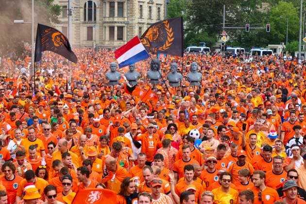 Leipzig Over 20,000 people Dutch fan march from the city center to the stadium 21 06 2024 from 4 pm Leipzig city area Photographer EHL Media Before the second European Championship match in Leipzig between France and the Netherlands, over 20,000 Dutch people formed a fan march between Leipzigs Wilhelm Leuschner Platz and the stadium The atmosphere remained peaceful but exuberant At 9 pm the match begins The police are on duty with around 2,000 police officers from Saxony, other federal states as well as from France and the Netherlands Some pyrotechnics were registered Leipzig Saxony Germany Copyright: xEHLxMedia BjörnxStachx 240621_em-niederlande-frankreich-fanzug_24
