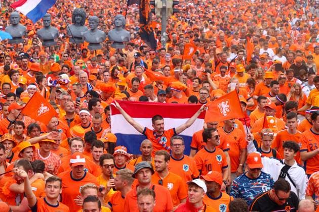Leipzig Over 20,000 people Dutch fan march from the city center to the stadium 21 06 2024 from 4 pm Leipzig city area Photographer EHL Media Before the second European Championship match in Leipzig between France and the Netherlands, over 20,000 Dutch people formed a fan march between Leipzigs Wilhelm Leuschner Platz and the stadium The atmosphere remained peaceful but exuberant At 9 pm the match begins The police are on duty with around 2,000 police officers from Saxony, other federal states as well as from France and the Netherlands Some pyrotechnics were registered Leipzig Saxony Germany Copyright: xEHLxMedia BjörnxStachx 240621_em-niederlande-frankreich-fanzug_26