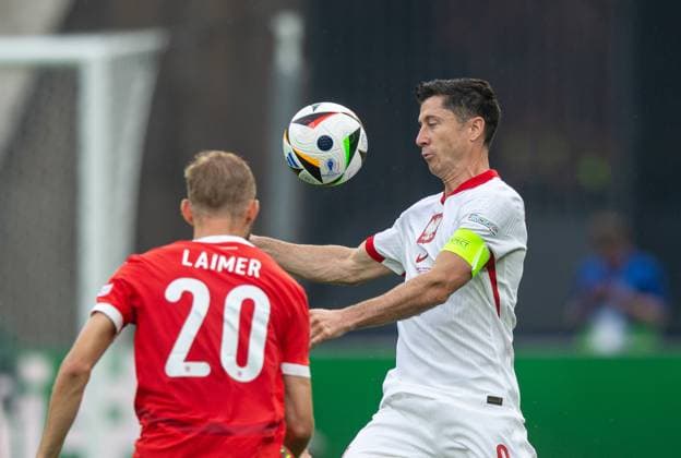 Football, Men, Season 2023 24, Euro 2024 Group D 2 Matchday in Berlin, Poland Austria, v l Konrad Laimer Austria , Robert Lewandowski Poland , 21 06 2024, Copyright: xSebastianxRäppold MatthiasxKochx