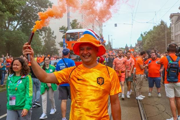 Leipzig Over 20,000 people Dutch fan march from the city center to the stadium 21 06 2024 from 4 pm Leipzig city area Photographer EHL Media Before the second European Championship match in Leipzig between France and the Netherlands, over 20,000 Dutch people formed a fan march between Leipzigs Wilhelm Leuschner Platz and the stadium The atmosphere remained peaceful but exuberant At 9 pm the match begins The police are on duty with around 2,000 police officers from Saxony, other federal states as well as from France and the Netherlands Some pyrotechnics were registered Leipzig Saxony Germany Copyright: xEHLxMedia BjörnxStachx 240621_em-niederlande-frankreich-fanzug_29