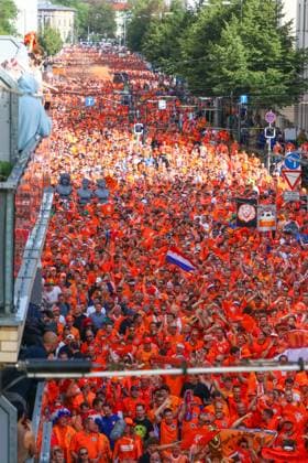Leipzig Over 20,000 people Dutch fan march from the city center to the stadium 21 06 2024 from 4 pm Leipzig city area Photographer EHL Media Before the second European Championship match in Leipzig between France and the Netherlands, over 20,000 Dutch people formed a fan march between Leipzigs Wilhelm Leuschner Platz and the stadium The atmosphere remained peaceful but exuberant At 9 pm the match begins The police are on duty with around 2,000 police officers from Saxony, other federal states as well as from France and the Netherlands Some pyrotechnics were registered Leipzig Saxony Germany Copyright: xEHLxMedia BjörnxStachx 240621_em-niederlande-frankreich-fanzug_30