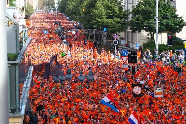 Leipzig Over 20,000 people Dutch fan march from the city center to the stadium 21 06 2024 from 4 pm Leipzig city area Photographer EHL Media Before the second European Championship match in Leipzig between France and the Netherlands, over 20,000 Dutch people formed a fan march between Leipzigs Wilhelm Leuschner Platz and the stadium The atmosphere remained peaceful but exuberant At 9 pm the match begins The police are on duty with around 2,000 police officers from Saxony, other federal states as well as from France and the Netherlands Some pyrotechnics were registered Leipzig Saxony Germany Copyright: xEHLxMedia BjörnxStachx 240621_em-niederlande-frankreich-fanzug_31