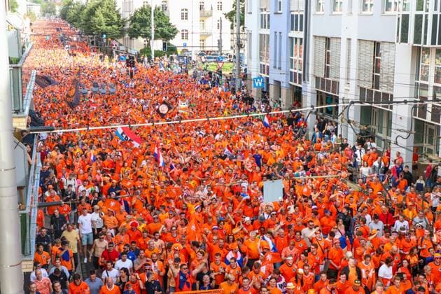 Leipzig Over 20,000 people Dutch fan march from the city center to the stadium 21 06 2024 from 4 pm Leipzig city area Photographer EHL Media Before the second European Championship match in Leipzig between France and the Netherlands, over 20,000 Dutch people formed a fan march between Leipzigs Wilhelm Leuschner Platz and the stadium The atmosphere remained peaceful but exuberant At 9 pm the match begins The police are on duty with around 2,000 police officers from Saxony, other federal states as well as from France and the Netherlands Some pyrotechnics were registered Leipzig Saxony Germany Copyright: xEHLxMedia BjörnxStachx 240621_em-niederlande-frankreich-fanzug_33