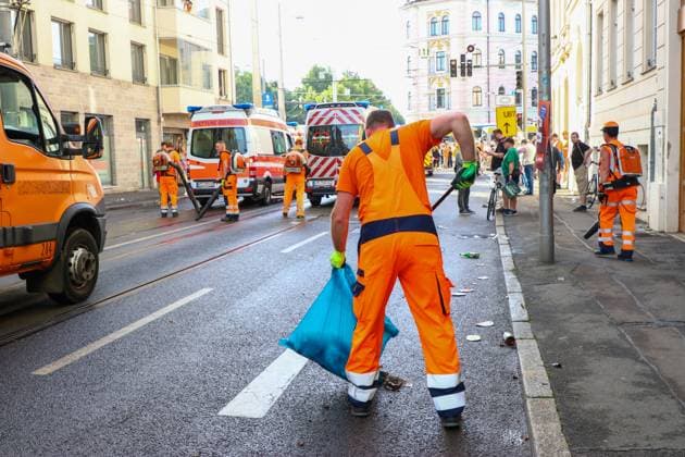 Leipzig Over 20,000 people Dutch fan march from the city center to the stadium 21 06 2024 from 4 pm Leipzig city area Photographer EHL Media Before the second European Championship match in Leipzig between France and the Netherlands, over 20,000 Dutch people formed a fan march between Leipzigs Wilhelm Leuschner Platz and the stadium The atmosphere remained peaceful but exuberant At 9 pm the match begins The police are on duty with around 2,000 police officers from Saxony, other federal states as well as from France and the Netherlands Some pyrotechnics were registered Leipzig Saxony Germany Copyright: xEHLxMedia BjörnxStachx 240621_em-niederlande-frankreich-fanzug_39