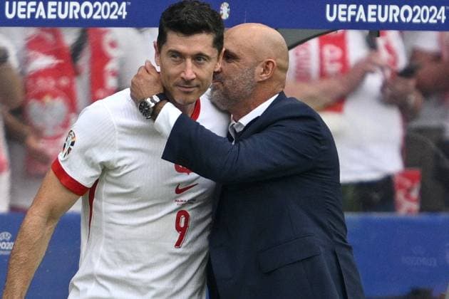 Germany Soccer Euro 2024 Poland - Austria 8713588 21.06.2024 Poland s head coach Michal Probierz talks to player Robert Lewandowski during the UEFA EURO, EM, Europameisterschaft,Fussball 2024 Group D soccer match between Poland and Austria at the Olympiastadion in Berlin, Germany. Alexey Filippov Sputnik Berlin Germany  Copyright: xAlexeyxFilippovx