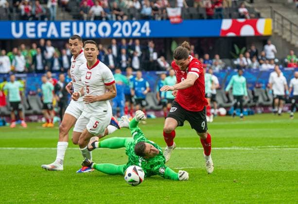Football, Men, Season 2023 24, Euro 2024 Group D 2 Matchday in Berlin, Poland Austria, Goalkeeper Wojciech Szczesny Poland fouls Marcel Sabitzer Austria , Arnautovic converts the subsequent penalty to make it 1 3, 21 06 2024, Copyright: xSebastianxRäppold MatthiasxKochx