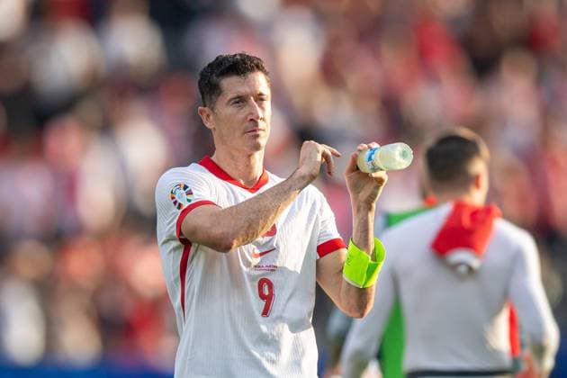 Football, Men, Season 2023 24, Euro 2024 Group D 2 Matchday in Berlin, Poland Austria, Robert Lewandowski Poland , Disappointment after the final whistle, 21 06 2024, Copyright: xSebastianxRäppold MatthiasxKochx