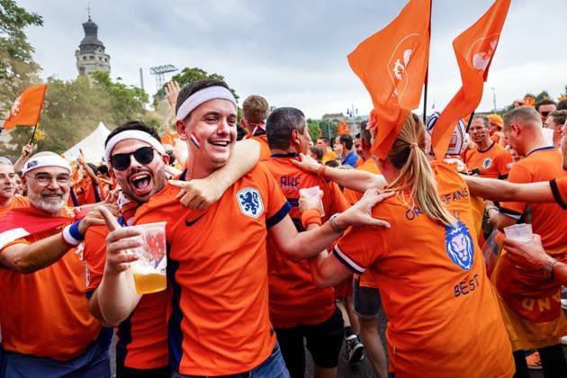 LEIPZIG - Dutch fans on the day before the second match at the European Championship, EM, Europameisterschaft of the Dutch national team, Nationalteam against France. ANP RAMON VAN FLYMEN xVIxANPxSportx xxANPxIVx 501681247 originalFilename: 501681247.jpg