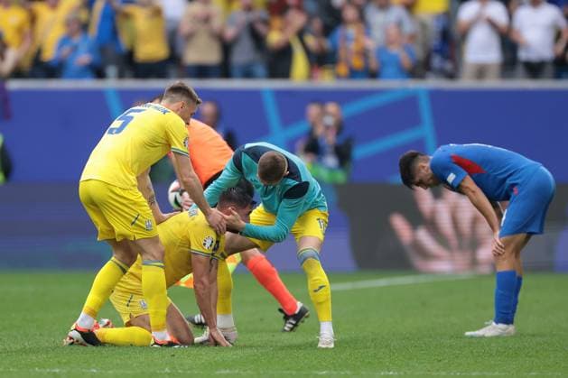 Dusseldorf, Germany, 21st June 2024. Winning golascorer Roman Yaremchuk of Ukraine celebrates with team mates following the final whistle of the UEFA European Championships match at Dusseldorf Arena, Dusseldorf. Picture credit should read: Jonathan Moscrop Sportimage EDITORIAL USE ONLY. No use with unauthorised audio, video, data, fixture lists, club league logos or live services. Online in-match use limited to 120 images, no video emulation. No use in betting, games or single club league player publications. SPI-3188-0045