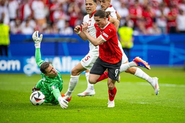 21.06.2024 BERLIN, NIEMCY (BERLIN, GERMANY ) STADION OLIMPIJSKI W BERLINIE ( OLYMPIASTADION ) PILKA NOZNA (FOOTBALL), UEFA EURO, EM, Europameisterschaft,Fussball 2024 MECZ POLSKA - AUSTRIA ( POLAND - AUSTRIA ) NZ MARCEL SABITZER WOJCIECH SZCZESNY RZUT KARNY FOTO LUKASZ SKWIOT CYFRASPORT NEWSPIX.PL --- Newspix.pl  20240621CSLS099