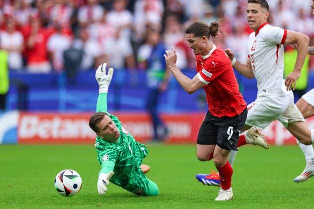 BERLIN 21.06.2024 MECZ II RUNDA GRUPA D MISTRZOSTW EUROPY 2024: POLSKA - AUSTRIA --- SECOND ROUND GROUP D UEFA EURO, EM, Europameisterschaft,Fussball 2024 MATCH POLAND - AUSTRIA AT OLYMPIC STADIUM IN BERLIN NZ WOJCIECH SZCZESNY MARCEL SABITZER RZUT KARNY SYTUACJA FOT. JACEK STANISLAWEK 400mm.pl NEWSPIX.PL --- Newspix.pl  STA21062024_5330