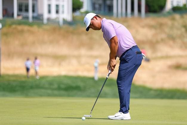 CROMWELL, CT - JUNE 21: Tom Kim of Republic of Korea putts on the 12 green during the second round of the 2024 Travelers Championship on June 21, 2024, at TPC River Highlands in Cromwell, CT. (Photo by M. Anthony Nesmith Icon Sportswire) GOLF: JUN 21 PGA, Golf Herren Travelers Championship EDITORIAL USE ONLY Icon240621022024