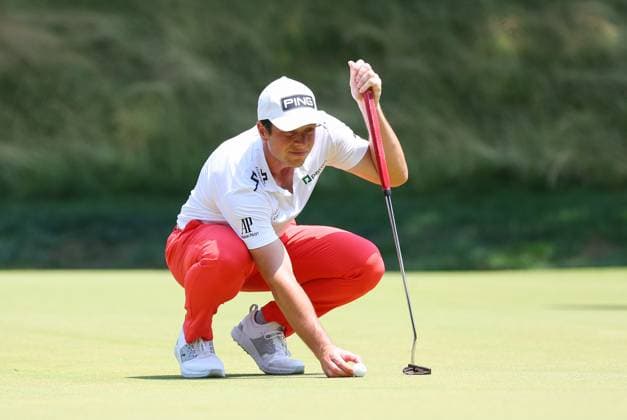 CROMWELL, CT - JUNE 21: Viktor Hovland of Norway lines his putt on the 14th green during the second round of the 2024 Travelers Championship on June 21, 2024, at TPC River Highlands in Cromwell, CT. (Photo by M. Anthony Nesmith Icon Sportswire) GOLF: JUN 21 PGA, Golf Herren Travelers Championship EDITORIAL USE ONLY Icon240621072024