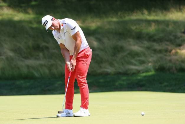 CROMWELL, CT - JUNE 21: Viktor Hovland of Norway putts on the 14th green during the second round of the 2024 Travelers Championship on June 21, 2024, at TPC River Highlands in Cromwell, CT. (Photo by M. Anthony Nesmith Icon Sportswire) GOLF: JUN 21 PGA, Golf Herren Travelers Championship EDITORIAL USE ONLY Icon240621082024