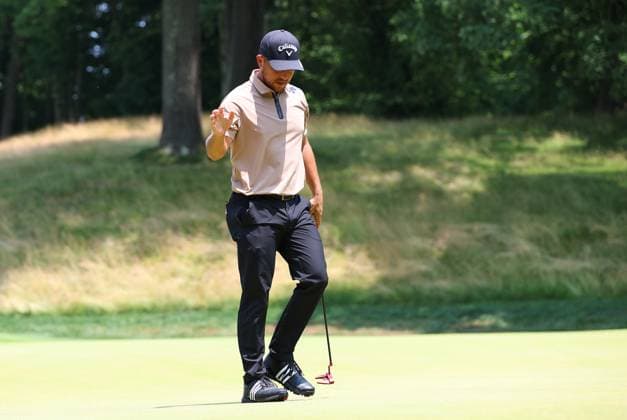 CROMWELL, CT - JUNE 21: Xander Schauffele of United States acknowledges the crowd on the 14th green during the second round of the 2024 Travelers Championship on June 21, 2024, at TPC River Highlands in Cromwell, CT. (Photo by M. Anthony Nesmith Icon Sportswire) GOLF: JUN 21 PGA, Golf Herren Travelers Championship EDITORIAL USE ONLY Icon240621142024