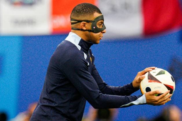 Kylian Mbappà of France wears a face mask during the pre-match warm up after sustaining a broken nose Netherlands v France, UEFA European Championship, EM, Europameisterschaft 2024, Group D, Football, Leipzig Stadium, Leipzig, Germany, 21 Jun 2024 EDITORIAL USE ONLY No use with unauthorised audio, video, data, fixture lists, club league logos or live services. Online in-match use limited to 120 images, no video emulation. No use in betting, games or single club league player publications. Copyright: xDavexShopland Shutterstockx 14543880bd