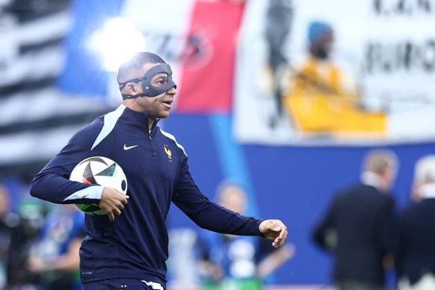Kylian Mbappà of France wears a face mask during the pre-match warm up after sustaining a broken nose Netherlands v France, UEFA European Championship, EM, Europameisterschaft 2024, Group D, Football, Leipzig Stadium, Leipzig, Germany, 21 Jun 2024 EDITORIAL USE ONLY No use with unauthorised audio, video, data, fixture lists, club league logos or live services. Online in-match use limited to 120 images, no video emulation. No use in betting, games or single club league player publications. Copyright: xMattxWest Shutterstockx 14551682ac