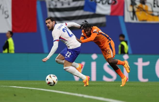 21 06 2024, European Football Championship, UEFA EURO 2024, Netherlands France, Group D, Stadion Leipzig, f l , Theo Bernard Francois Hernandez France , Jeremie Agyekum Frimpong Netherlands Copyright: HMBxMedia