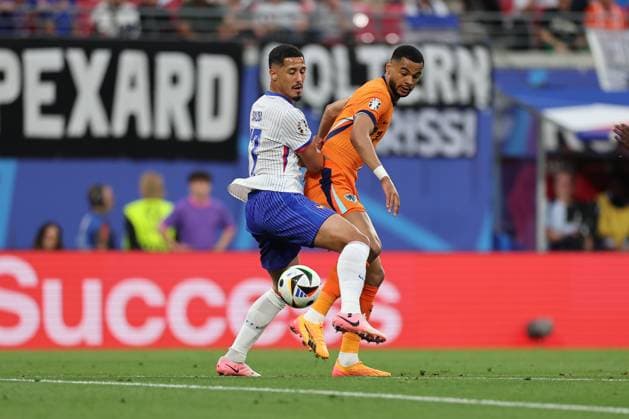 21 06 2024, European Football Championship, UEFA EURO 2024, Netherlands France, Group D, Stadion Leipzig, v l , William Alain Andre Saliba France , Cody Gakpo Netherlands Copyright: HMBxMedia