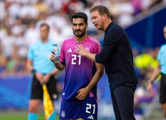 19 06 2024, Football UEFA EURO 2024, preliminary round, match day 2, Germany Hungary, in the Stuttgart Arena Coach Julian Nagelsmann Germany whispers something in Ilkay Gündogan Germanys ear