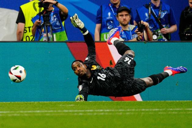 Mike Maignan of France dives as the ball goes wide after an early chance from The Netherlands Netherlands v France, UEFA European Championship, EM, Europameisterschaft 2024, Group D, Football, Leipzig Stadium, Leipzig, Germany, 21 Jun 2024 EDITORIAL USE ONLY No use with unauthorised audio, video, data, fixture lists, club league logos or live services. Online in-match use limited to 120 images, no video emulation. No use in betting, games or single club league player publications. Copyright: xDavexShopland Shutterstockx 14543880bt