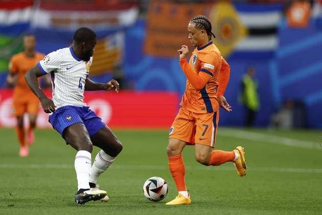LEIPZIG, Leipzig Stadium ,21-06-2024 , European Football Championship Euro2024, Group stage match no.20 between Netherlands and France, (L-R) France player Dayot Upamecano, Netherlands player Xavi Simons Netherlands - France (Euro2024)  x25555867x Copyright: