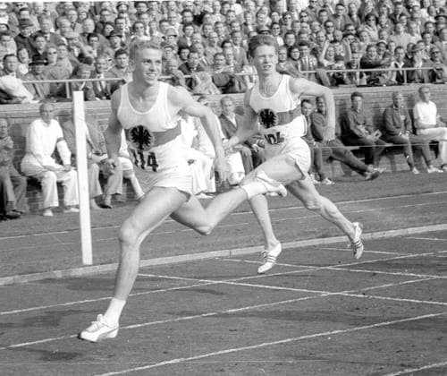 Archivbilder der Woche SPORT KW25 Leichtathletik West - Ost Ausscheidungen 06.08.1960 in Hannover 100m von links Armin Hary und Bernd Cullmann im Ziel *** Athletics West East qualifiers 06 08 1960 in Hanover 100m from left Armin Hary and Bernd Cullmann at the finish line HM