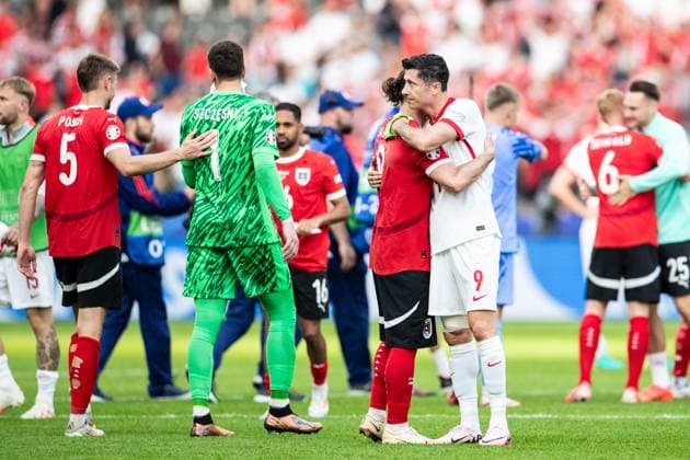 UEFA EURO 2024 Poland Austria 21 06 2024 Robert Lewandowski Poland, 9 , Marcel Sabitzer Austria, 9 after the match UEFA EURO 2024 Poland Austria Olympiastadion, Berlin 21 06 2024 Copyright: xBEAUTIFULxSPORTS Buriakovx