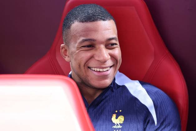 Soccer UEFA EURO 2024 Group Stage 2 Matchday Netherlands France on 21 06 2024 at Leipzig Stadium in Leipzig Kylian Mbappe France on the bench xMSx