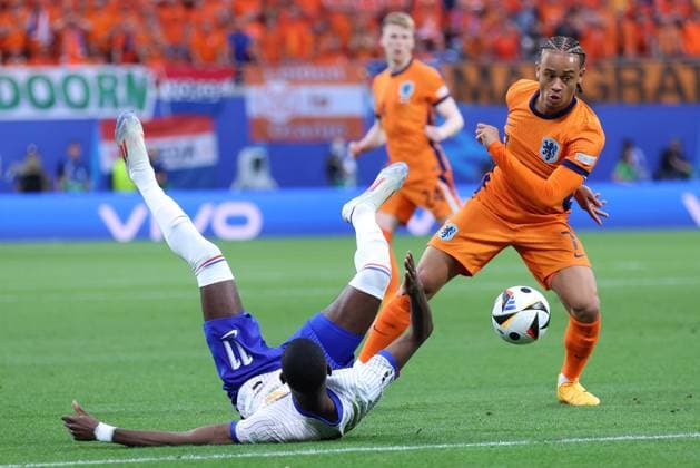 Soccer UEFA EURO 2024 group stage 2 matchday Netherlands France on 21 06 2024 at Leipzig Stadium in Leipzig Ousmane Dembele France , left Jeremie Frimpong Netherlands , right xMSx