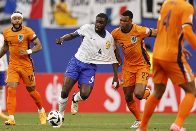 LEIPZIG - (l-r) Dayot Upamecano of France, Denzel Dumfries of Holland during the UEFA EURO, EM, Europameisterschaft,Fussball 2024 group D match between the Netherlands and France at the Leipzig Stadium on June 21, 2024 in Leipzig, Germany. ANP MAURICE VAN STEEN UEFA EURO 2024 2024 xVIxANPxSportx xxANPxIVx 501701545 originalFilename: 501701545.jpg