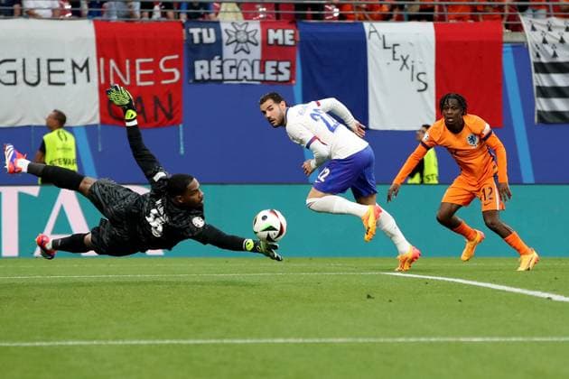 21 06 2024, xtgx, Football EM 2024, Netherlands France emspor, v l Mike Peterson Maignan France Theo Bernard Francois Hernandez France Jeremy Frimpong Netherlands duel, action, action, battle for the ball DFL DFB REGULATIONS PROHIBIT ANY USE OF PHOTOGRAPHS as IMAGE SEQUENCES and or QUASI VIDEO Leipzig