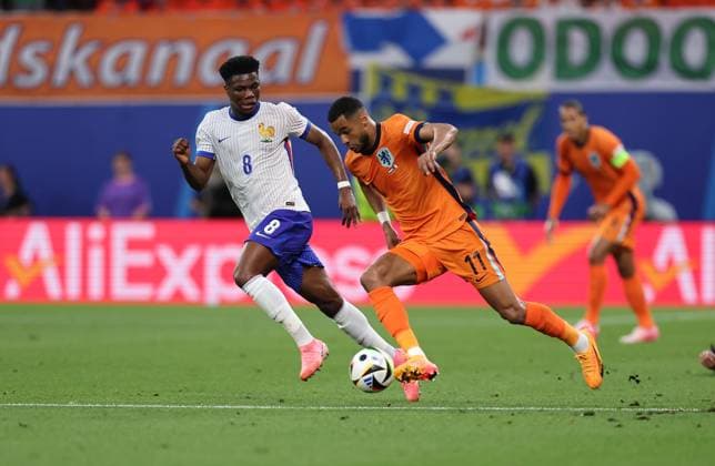 21 06 2024, European Football Championship, UEFA EURO 2024, Netherlands France, Group D, Stadion Leipzig, v l , Aurelien Djani Tchouameni France , Cody Gakpo Netherlands Copyright: HMBxMedia