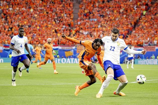 LEIPZIG - Jeremie Frimpong of Holland and Theo Hernandez of France (l-r) during the UEFA EURO, EM, Europameisterschaft,Fussball 2024 group D match between the Netherlands and France at the Leipzig Stadium on June 21, 2024 in Leipzig, Germany. ANP KOEN VAN WEEL UEFA EURO 2024 2024 xVIxANPxSportx xxANPxIVx 501702084 originalFilename: 501702084.jpg