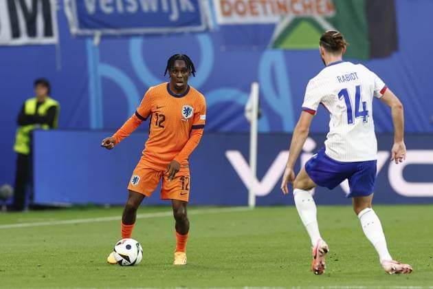 LEIPZIG, Leipzig Stadium ,21-06-2024 , European Football Championship Euro2024, Group stage match no.20 between Netherlands and France, (L-R) Netherlands player Jeremie Frimpong, France player Adrien Rabiot Netherlands - France (Euro2024)  x25556114x Copyright: