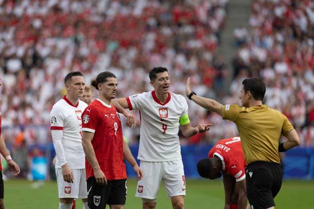 Marcel Sabitzer, Robert Lewandowski discuss with the referee during UEFA EURO, EM, Europameisterschaft,Fussball 2024 game between national teams of Poland and Austria at Olympiastadion, Berlin, Germany (Maciej Rogowski) Berlin Olympiastadion Germany Copyright: xMaciejxRogowskix polaut-4-2