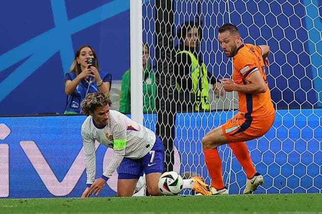 Netherlands France UEFA EURO 2024 Leipzig, 21 06 2024, Leipzig Stadium, UEFA EURO 2024 Germany , Gr D Preliminary Round , Netherlands France , Pictured from l Antoine Griezmann 7, France and Stefan De Vrij 6, Netherlands 1 ,