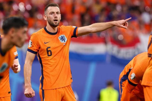 2024-06-21 Netherlands v France - Group D - UEFA EURO, EM, Europameisterschaft,Fussball 2024 LEIPZIG, GERMANY - JUNE 21: Stefan De Vrij of the Netherlands coaches his teammates during the Group D - UEFA EURO 2024 match between Netherlands and France at Red Bull Arena on June 21, 2024 in Leipzig, Germany. (Photo by Peter Lous BSR Agency) Leipzig Germany Content not available for redistribution in The Netherlands directly or indirectly through any third parties. Copyright: xBSRxAgencyx