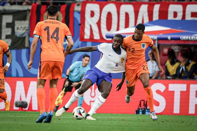 Upamecano Dayot UPAMECANO 4 Defender et Denzel Justus Morris DUMFRIES 22 Defender lors du match France vs Netherlands groupe D de l Euro 2024 FOOTBALL : France vs Netherlands- Euro 2024 Groupe D, Leipzig Stadium - 21 06 2024 ElyxandroCegarra Panoramic 