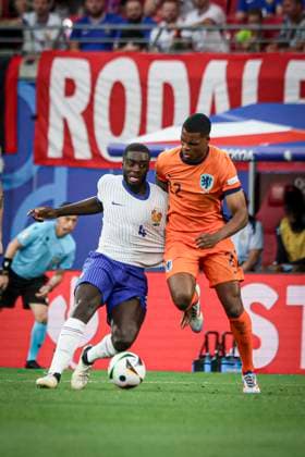 Upamecano Dayot UPAMECANO 4 Defender et Denzel Justus Morris DUMFRIES 22 Defender lors du match France vs Netherlands groupe D de l Euro 2024 FOOTBALL : France vs Netherlands- Euro 2024 Groupe D, Leipzig Stadium - 21 06 2024 ElyxandroCegarra Panoramic 