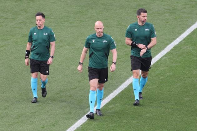 Leipzig, Saxony, Germany, 21 06 2024 Red Bull Arena European Football Championship 2024, Group D, Netherlands France The referee team, consisting of L R Gary Beswick, Anthony Taylor and Adam Nunn, enters the pitch Copyright: xdtsxNachrichtenagenturx dts_41199