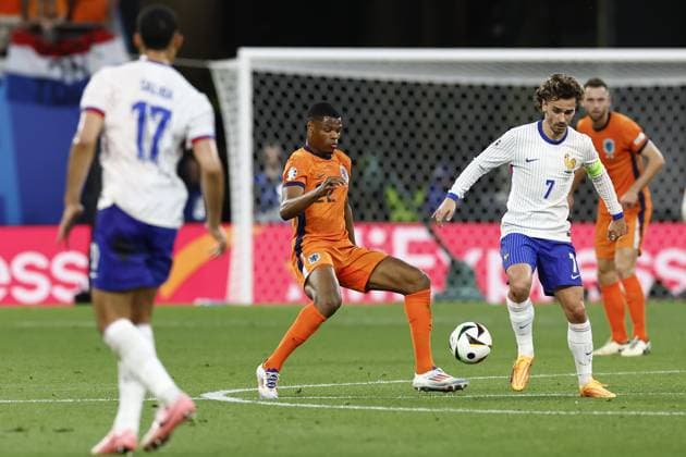 LEIPZIG, Leipzig Stadium ,21-06-2024 , European Football Championship Euro2024, Group stage match no.20 between Netherlands and France, (L-R) Netherlands player Denzel Duimfries, France player Antoine Griezmann Netherlands - France (Euro2024)  x25556167x Copyright: