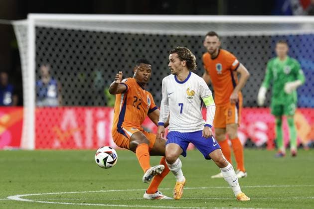 LEIPZIG, Leipzig Stadium ,21-06-2024 , European Football Championship Euro2024, Group stage match no.20 between Netherlands and France, (L-R) Netherlands player Denzel Duimfries, France player Antoine Griezmann Netherlands - France (Euro2024)  x25556170x Copyright:
