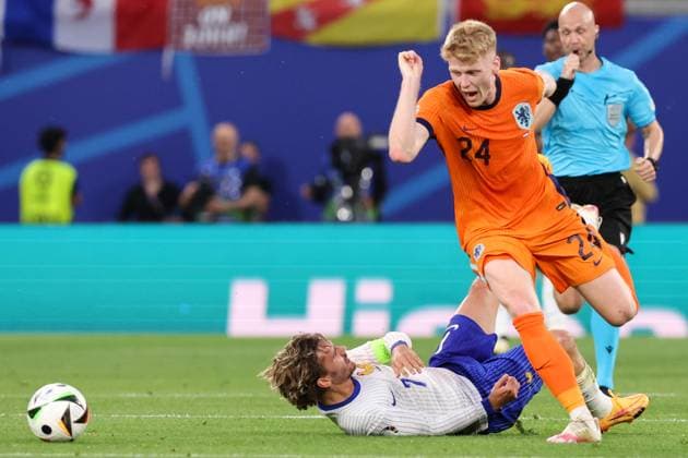 2024-06-21 Netherlands v France - Group D - UEFA EURO, EM, Europameisterschaft,Fussball 2024 LEIPZIG, GERMANY - JUNE 21: Antoine Griezmann of France battles for the ball with Jerdy Schouten of the Netherlands during the Group D - UEFA EURO 2024 match between Netherlands and France at Red Bull Arena on June 21, 2024 in Leipzig, Germany. (Photo by Peter Lous BSR Agency) Leipzig Germany Content not available for redistribution in The Netherlands directly or indirectly through any third parties. Copyright: xBSRxAgencyx