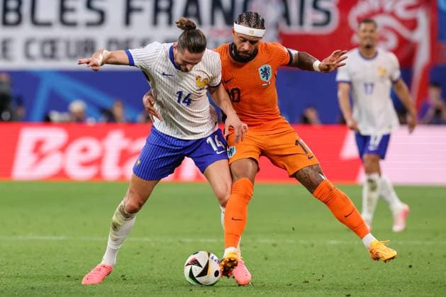 2024-06-21 Netherlands v France - Group D - UEFA EURO, EM, Europameisterschaft,Fussball 2024 LEIPZIG, GERMANY - JUNE 21: Adrien Rabiot of France battles for the ball with Memphis Depay of the Netherlands during the Group D - UEFA EURO 2024 match between Netherlands and France at Red Bull Arena on June 21, 2024 in Leipzig, Germany. (Photo by Peter Lous BSR Agency) Leipzig Germany Content not available for redistribution in The Netherlands directly or indirectly through any third parties. Copyright: xBSRxAgencyx